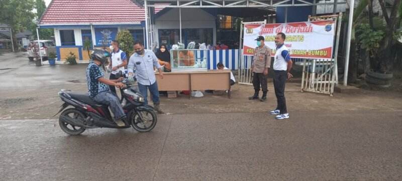 Jumat Berkah, Polsek Satui Tanbu Bagikan Ratusan Nasi Bungkus untuk Pengendara