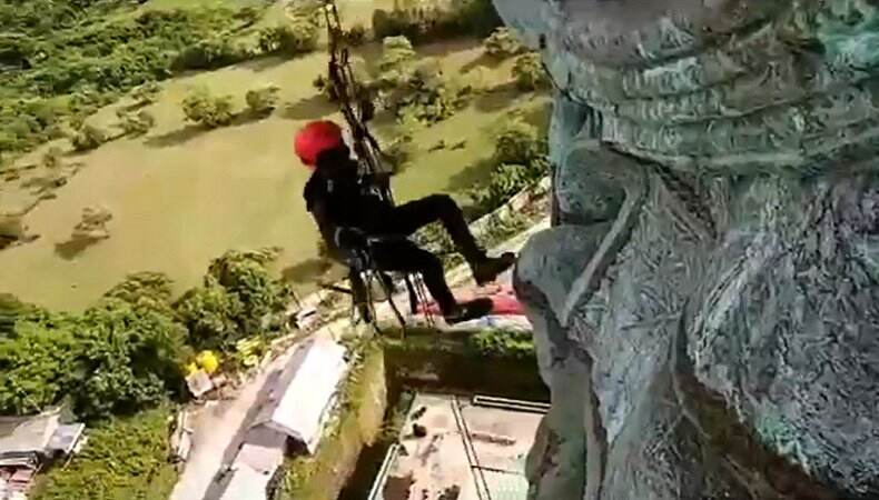 Viral Orang Manjat Patung GWK Tidak Seperti yang Dibayangkan