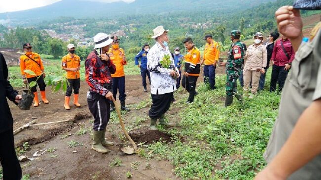 Sekolah Sungai Cimanuk bersama Pemerintah Kabupaten Garut Tanam Pohon Keras, Antisipasi Longsor dan Banjir