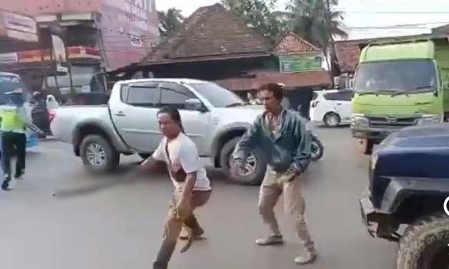 Waduh! Tak Terima Anaknya Ditilang, Bapak Ini Kejar Polantas Pakai Pedang