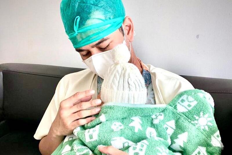 Rieta Amilia Bocorkan Wajah Baby R: Persis Raffi Ahmad