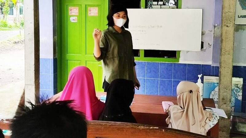 Senang Berinteraksi dengan Anak-Anak, Ngajar usai Bertugas