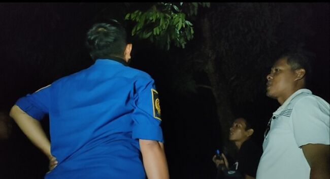 Petugas Damkar Kabupaten Tasik Evakuasi Sarang Tawon