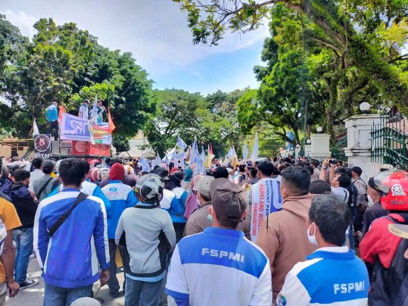Tuntut Kenaikan UMK 2022, Buruh Geruduk Pemkab Lebak