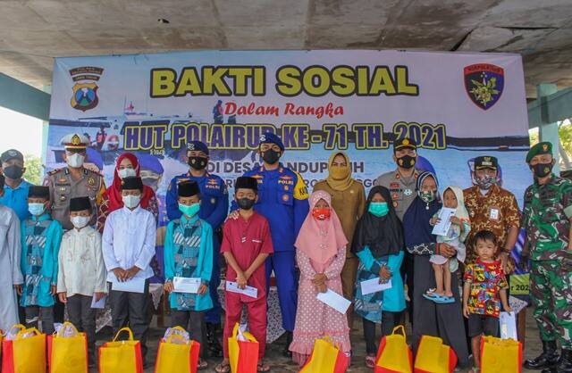 Sambut HUT Polairud ke-71, Polres Probolinggo Gelar Vaksinasi dan Baksos di Kampung Nelayan Tangguh Desa Randuputih