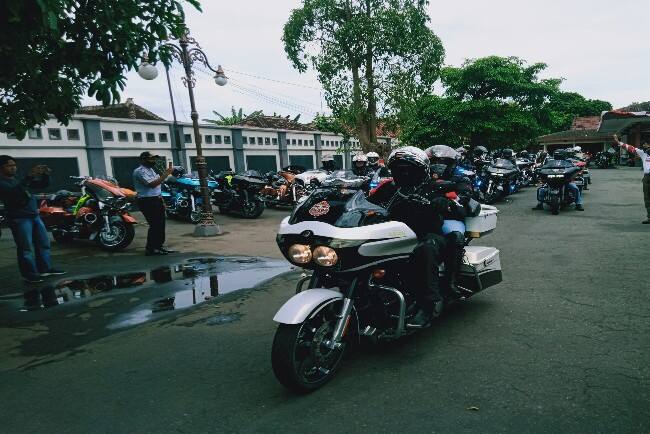 Singgahi Karanganyar, Rombongan Moge Bagi Sembako