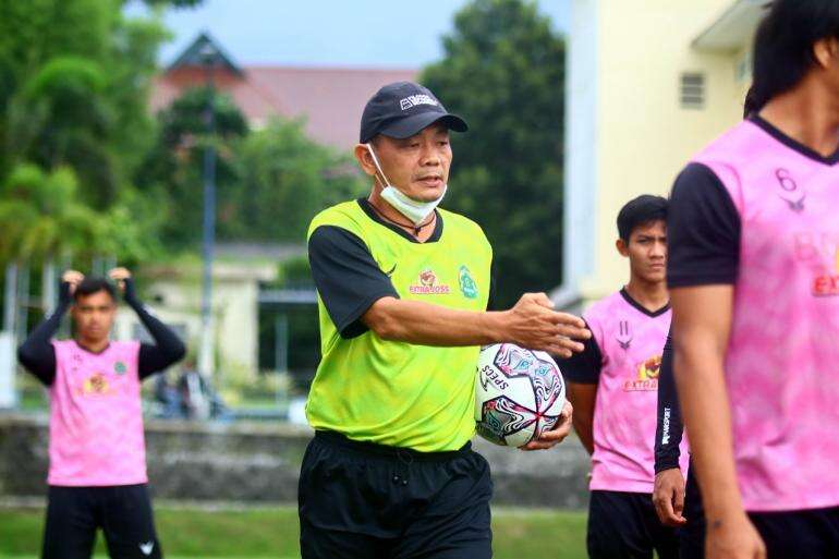 Resmi Latih Persikabo, Ini Target Liestiadi