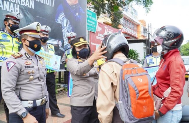 Kapolres Banjar Bagikan Helm ke Pengendara Motor