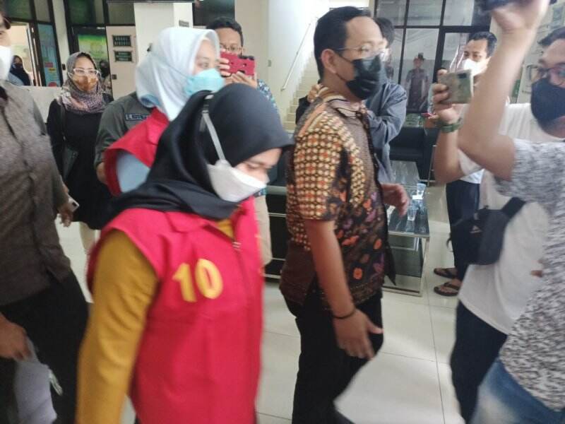 Dua Wanita Cantik di Maja Lebak Nekat Tilap Duit Desa Buat Beli Mobil Baru; Pasrah saat Dijebloskan ke Penjara