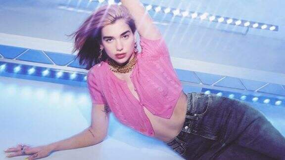 Beauty, Dua Lipa Kasih Tips untuk Kulit Kering Kamu Nih, Cek Yuk!