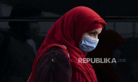 Perempuan Afghanistan Bermata Hijau Dievakuasi ke Italia