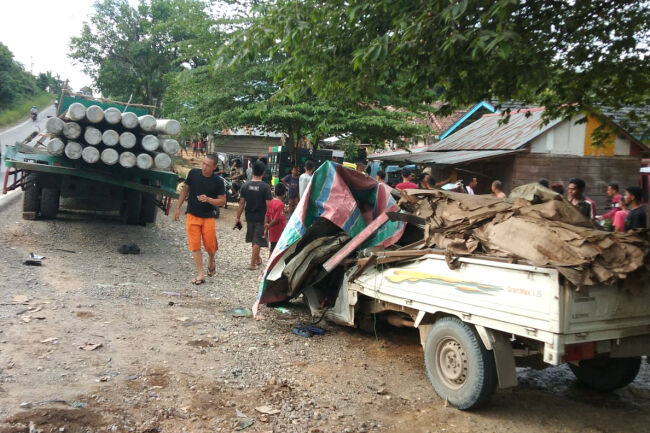 Tak Kuat Menanjak, Truk Lindas Pickup, Sang Sopir Tewas di Tempat