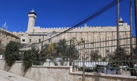 Yahudi Menempatkan Menorah di Atap Masjid Yerusalem