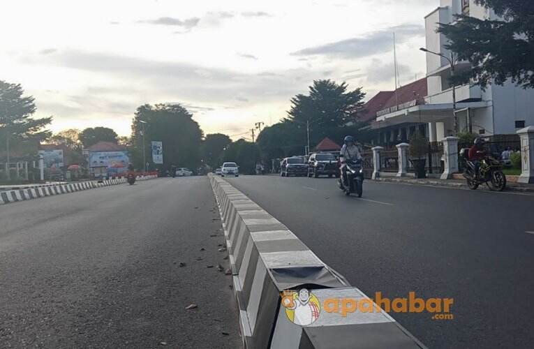 Pembatas Jalan Depan Pemkot Banjarbaru Rusak, Dewan Kritik Dishub