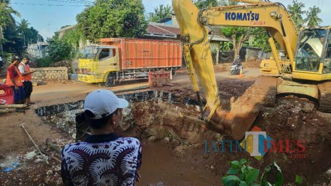 Jalan Deandels Tuban Arah Lamongan Diberlakukan Buka-Tutup