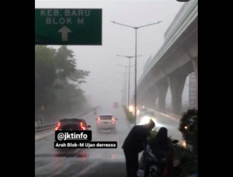 Hujan Lebat Merata Guyur Jakarta Sore Ini