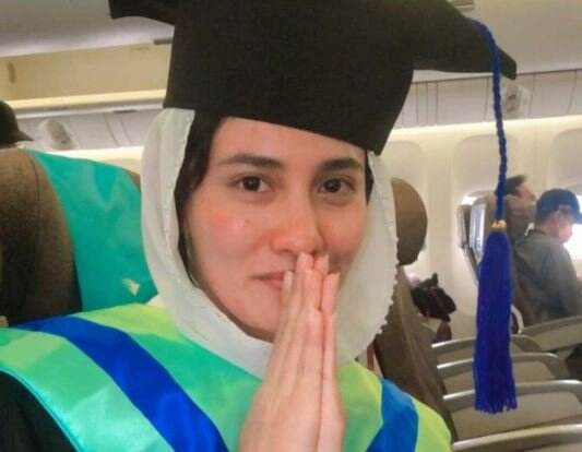 Mengharukan, Pramugari Cantik Ini Wisuda di Pesawat Tanpa Kehadiran Orangtua