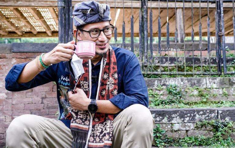 Sandiaga Kenalkan Sneakers Lokal Berbahan Limbah Ramah Lingkungan