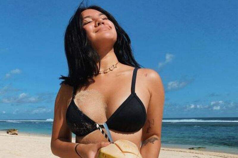 Pakai Two Piece Hitam, Tubuh Mulus Shafa Harris Kotor Kena Pasir Pantai