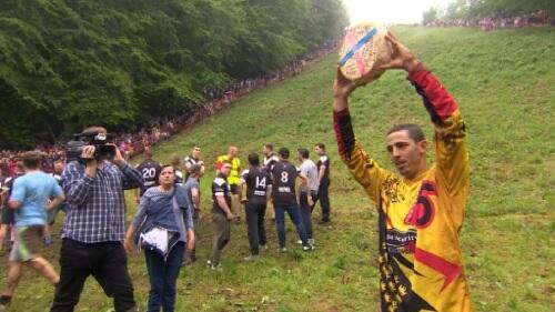 Tradisi Mengejar Keju di Inggris, Bertaruh Nyawa Demi Dapat Keju 4 Kg