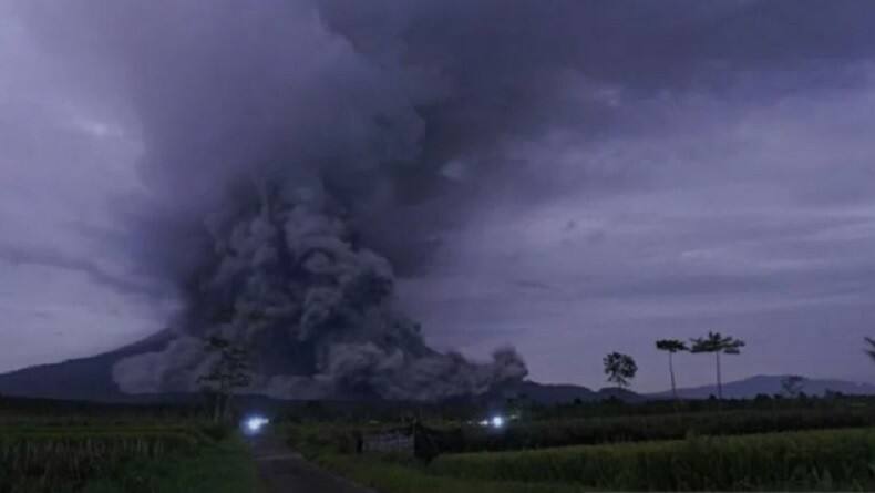 Gunung Semeru 2 Kali Muntahkan Awan Panas Hari Ini