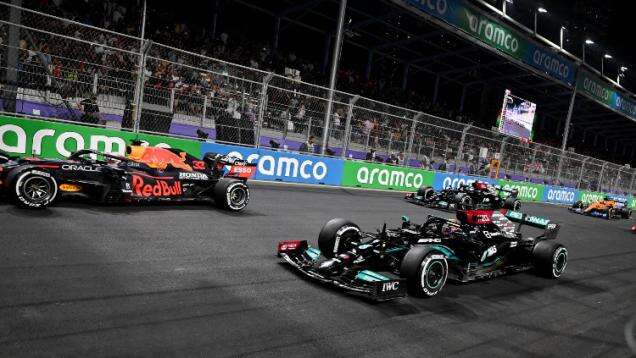 Hasil F1 GP Arab Saudi: Diwarnai 2 Kali Red Flag, Hamilton Asapi Verstappen