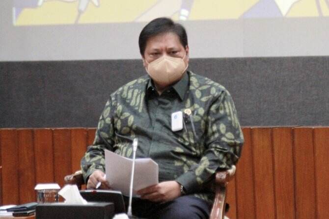 Airlangga Akan Tangguhkan Pelaksanaan Umrah Sampai Nataru Usai