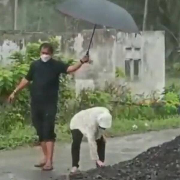 Viral Risma Kais Batu Tutupi Lubang Jalan Saat Kunjungi Korban Erupsi Semeru