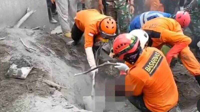 Tragis, Jasad Ibu Sedang Gendong Bayinya Ditemukan Tertimbun Lahar Erupsi Gunung Semeru