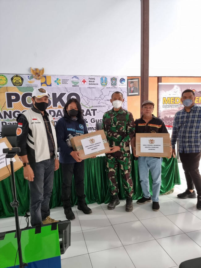 Aksi Sosial untuk Korban Semeru, Komunitas Moge Berikan Bantuan Vital bagi Anak-anak dan Wanita