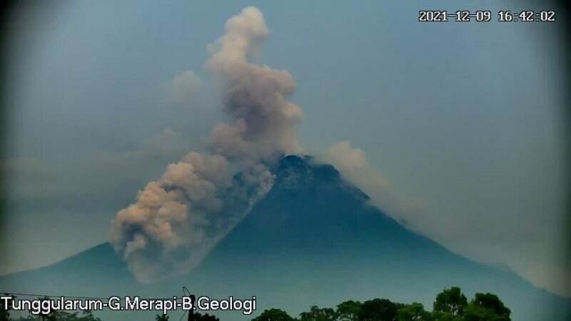 Gunung Merapi Luncurkan Awan Panas Sejauh 2,2 Kilometer