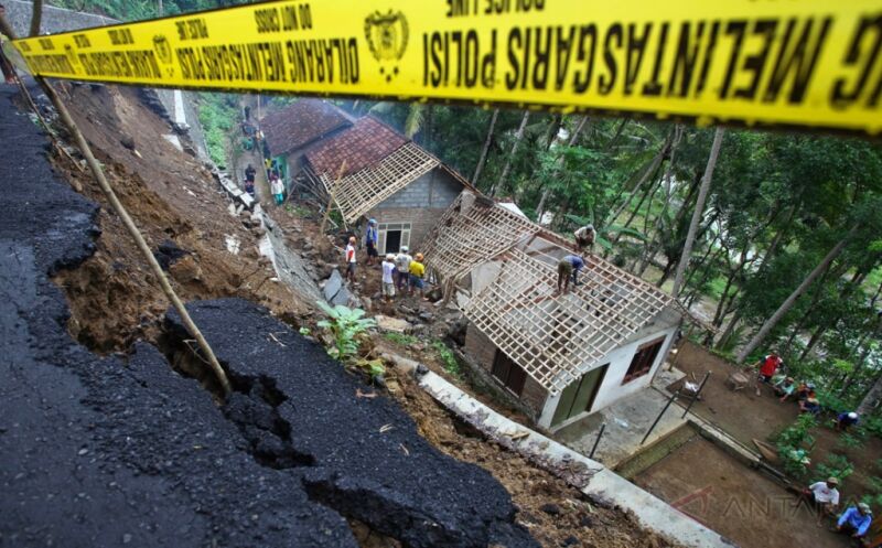 Longsor di Garut Putus Dua Akses Jalan Desa, Sekolah dan Posyandu Rusak Berat