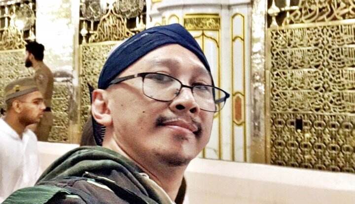 Gunakan Bahasa Arab, Abu Janda Ucapkan Selamat Natal Sambil Kenakan Topi Sinterklas