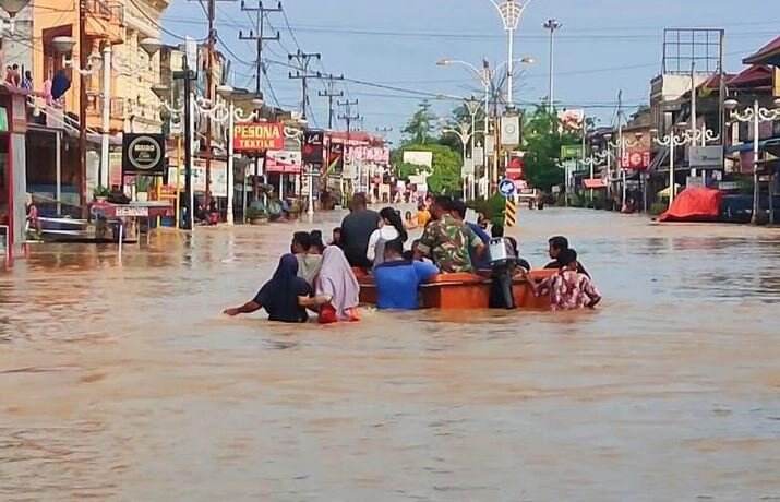 Diterjang Banjir, Ratusan Warga Rohul Riau Dievakuasi