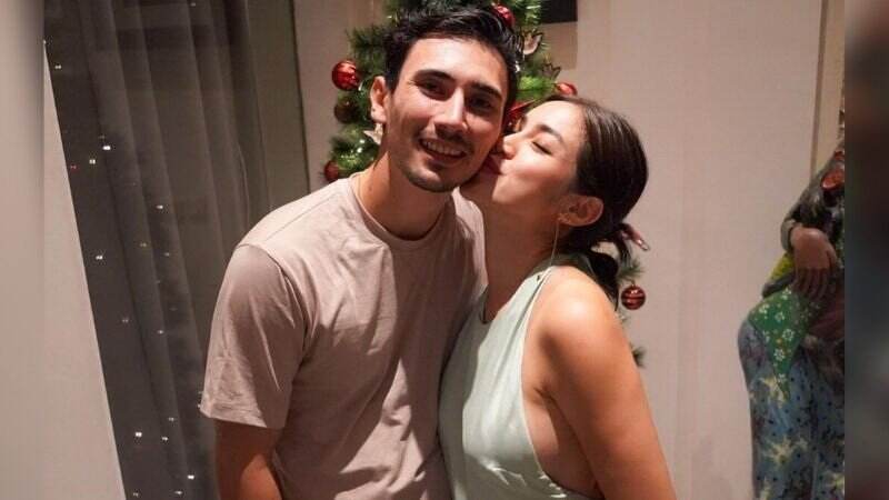 Jessica Iskandar Seksi Pakai Dress Backless Rayakan Natal, Bumil Makin Memesona!