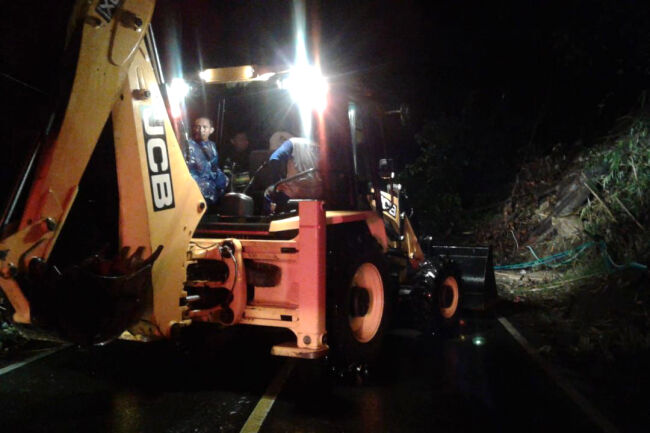 Tanah Longsor di Desa Jati Bikin Lalin Lahat-Pagaralam Macet Total