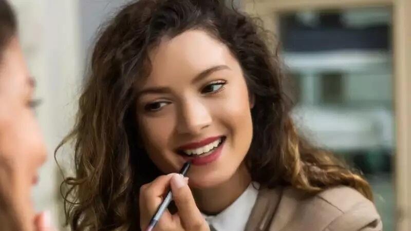 5 Cara Pakai Lipstik Supaya Penampilan Segar Sepanjang Hari