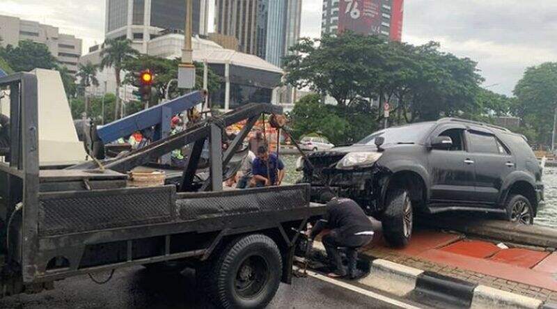 Kecelakaan Tunggal, Minibus Nyemplung ke Kolam Patung Kuda