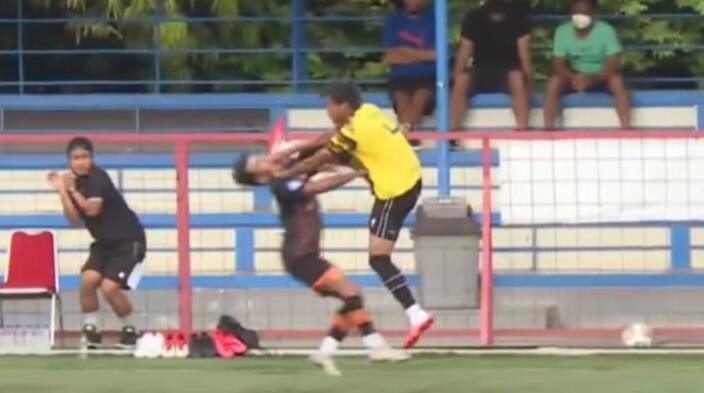 8 Momen Unik dan Viral di Olahraga Sepanjang 2021, Nomor 4 Tendangan Kungfu Pesepak Bola Indonesia