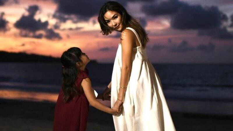Potret Cantik Gisel Pakai Dress Putih Rayakan Natal di Pantai, Bareng Gading Marten!