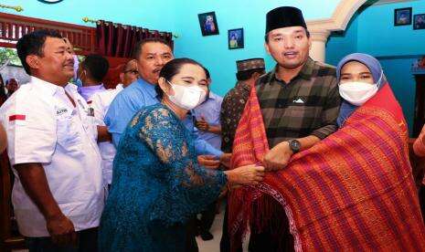 Plt Bupati Beni Hernedi Sambangi Kediaman Umat Kristiani Rayakan Natal