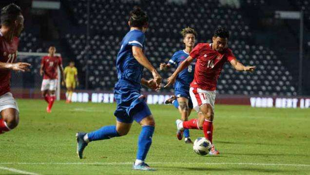 Netizen Bikin Meme Kocak Asnawi Hampiri Faris Ramli Usai Gagal Penalti di Piala AFF 2020