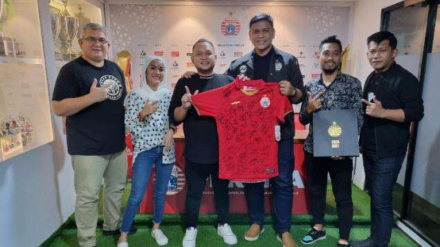 Jersey Persija Jakarta untuk Korban Semeru Laku Puluhan Juta