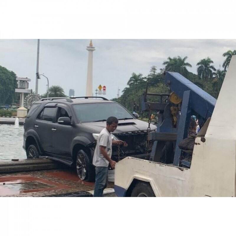 Diduga Sopir Ngantuk, Fortuner Nyebur ke Kolam Air Mancur Patung Kuda