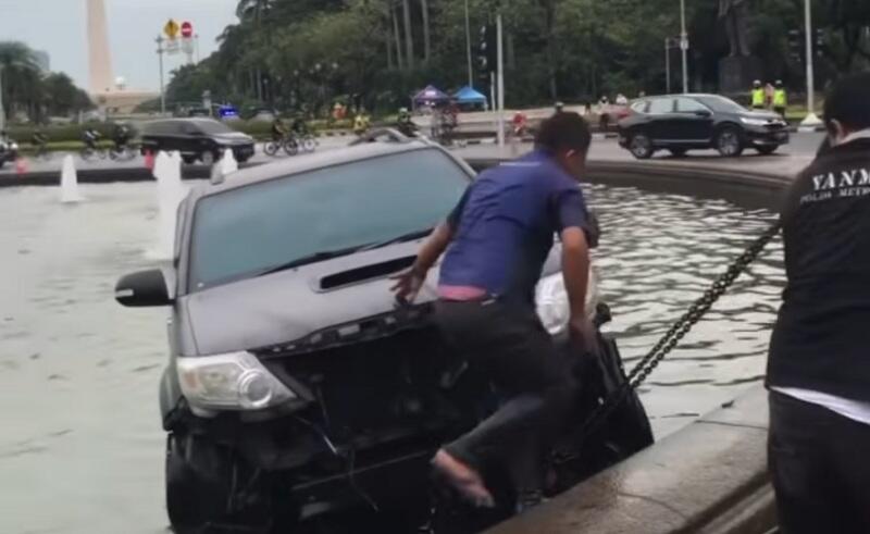 Sopir Hilang Kendali, Fortuner Nyemplung ke Kolam Air Mancur Patung Kuda