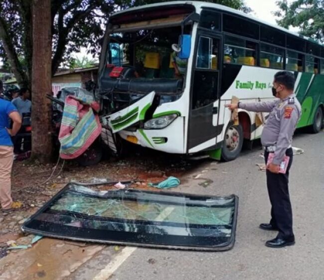 4 Orang Tewas Usai Bus Tubrukan dengan Pikap