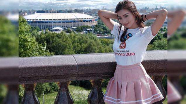 Sandra Olga Sendirian Berendam di Kolam Renang, Netizen: Bidadari Air