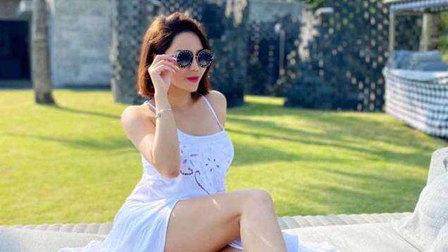 Vicky Zainal Seksi Berbikini di Tepi Kolam Renang, Netizen: Hot Mom