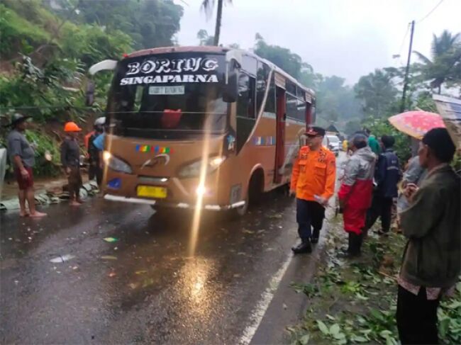 Longsor di Cilawu Sempat Putus Akses Tasikmalaya-Garut
