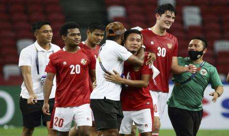 Selebrasi Timnas Usai Singkirkan Singapura, Shin Tae-yong Berjoget dan Diguyur Air